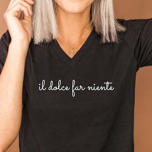 Il Dolce Far Niente V-Neck Tee - Italienische Phrase Unisex Jersey