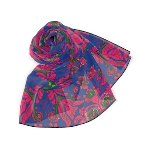 Può includere: Una sciarpa blu e rosa con motivo floreale e bordo nero. La sciarpa è realizzata in tessuto trasparente ed è piegata a forma triangolare.