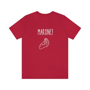 K&ouml;nnte beinhalten: Rotes T-Shirt mit wei&szlig;em Text "MARONE!" und einer wei&szlig;en Handgeste.