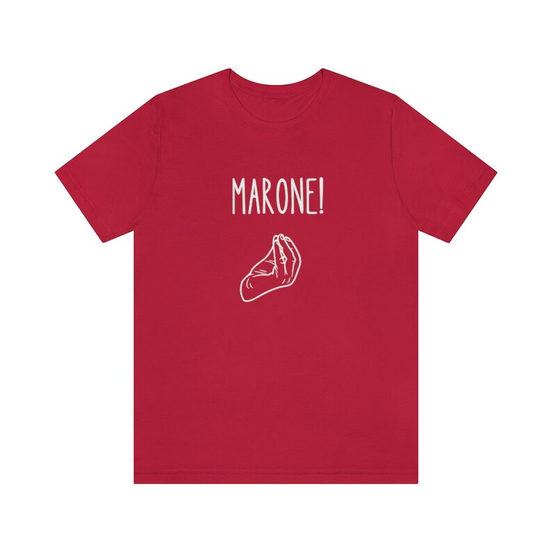 K&ouml;nnte beinhalten: Rotes T-Shirt mit wei&szlig;em Text "MARONE!" und einer wei&szlig;en Handgeste.