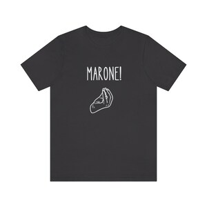 K&ouml;nnte beinhalten: Ein dunkelgraues T-Shirt mit dem Text "MARONE!" in Wei&szlig; und einer wei&szlig;en Illustration einer Handgeste.