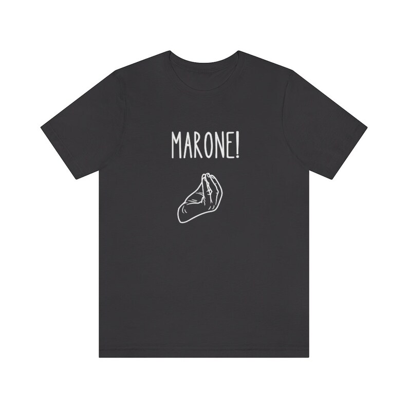 K&ouml;nnte beinhalten: Ein dunkelgraues T-Shirt mit dem Text "MARONE!" in Wei&szlig; und einer wei&szlig;en Illustration einer Handgeste.