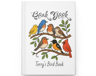 Könnte beinhalten: Weißes Notizbuch mit dem Text "Beak Geek" und "Terry's Bird Book". Das Cover zeigt eine farbenfrohe Illustration verschiedener Vögel, die auf einem Ast mit grünen Blättern sitzen. Die Vögel umfassen gelbe, blaue, orange, braune und rote Arten.