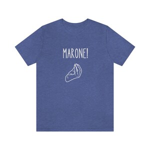 K&ouml;nnte beinhalten: Ein blaues T-Shirt mit dem Text "MARONE!" und einer wei&szlig;en Handgeste auf der Vorderseite.