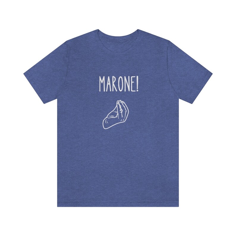 K&ouml;nnte beinhalten: Ein blaues T-Shirt mit dem Text "MARONE!" und einer wei&szlig;en Handgeste auf der Vorderseite.