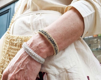 Bracelet au crochet. Cadeau pour elle personnalisable. Création original Lug et Mi. Fait à la main à Paris avec fil de Kyoto