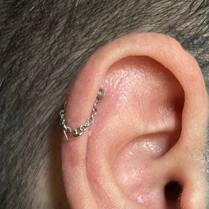 Simbolo del cuore Giacca dell'orecchio, elica, piercing alla cartilagine, catena dell'orecchino, elica in avanti, polsino dell'orecchio, catena del piercing, catena dell'elica, orecchino della catena,