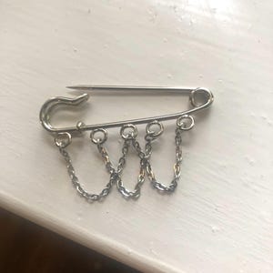 safety pin brooch, silver brooch, collar pins, pin, egirl, goth, grunge, streetstyle, kpop, chain, chain brooch, kilt pin