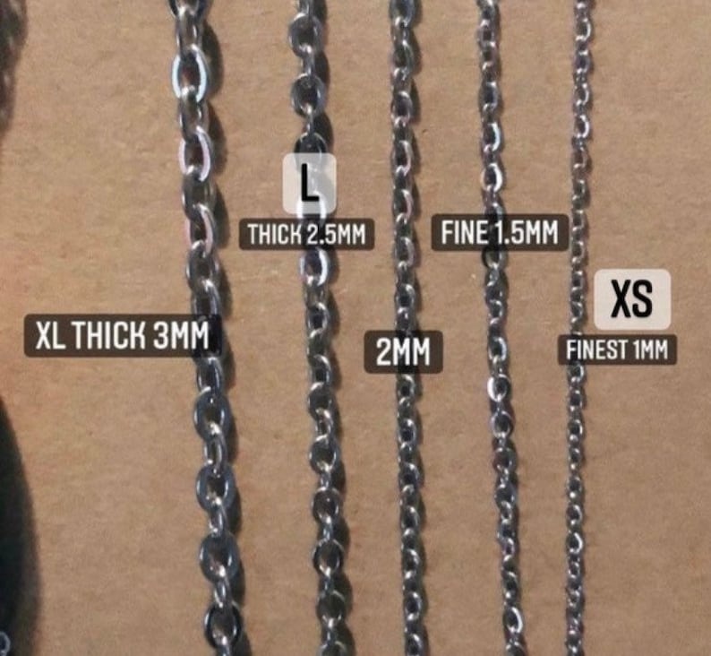 K&ouml;nnte beinhalten: F&uuml;nf silberne Ketten in verschiedenen St&auml;rken, beschriftet mit ihren Ma&szlig;en in Millimetern: XL Thick 3mm, Thick 2.5mm, 2mm, Fine 1.5mm, Finest 1mm.