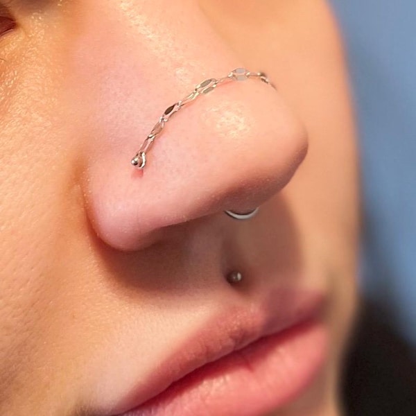 Elegant silverfärgad läppkedja i näsa - anpassad längd, dubbelpiercing