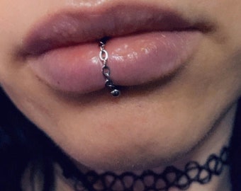 vertical labret piercing chain, piercing chain, lip piercing, lip piercing chain, lip chain