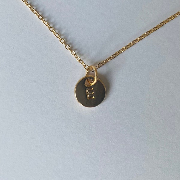 Letter E initial coin necklace in colour gold!