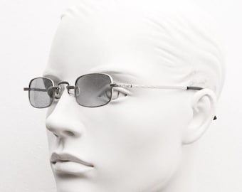 Occhiali da sole rettangolari vintage anni '90. Imponente montatura minimal in stile vittoriano argento con lenti grigie. Steampunk. Mai usati e nuovi.