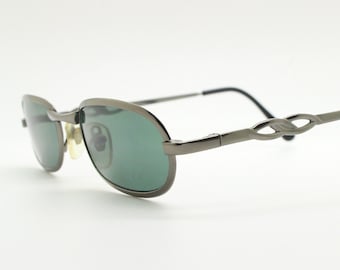 Occhiali da sole ovali vintage anni '90 in metallo massiccio. Montatura minimale cromata grigio canna di fucile con lenti verde scuro. Steampunk. Micro. Mai usati e nuovi.
