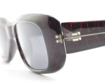 Gafas de sol rectangulares abstractas vintage auténticas de los 90. Montura negra gruesa con estampado craquelado rojo. NOS