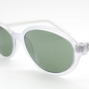 lunettes de soleil ovales futuristes vintage des années 90. Oeil de chat à monture transparente givrée et verres vert foncé. NOS inutilisés