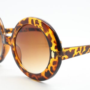 Y2k vintage oversized round sunglasses. Women&#39;s big 60s mod style tortoise frame with amber gradient lenses. Unused BNWT