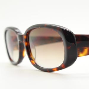 KANGOL 90s vintage rectangular sunglasses model 9KL62. Tortoise low profile wrap around frame with brown graduating lenses. 2000s. BNWT NOS