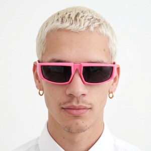 Occhiali da sole vintage Y2k bicolore. Montatura avvolgente a scudo piatta rosa shocking con lenti nere. Fluorescenti. Visiera a forma di robot Dayglo. Nuovi, mai usati.