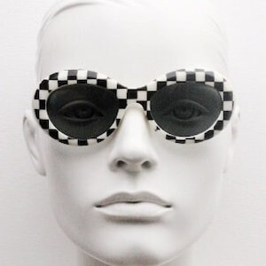 80s vintage round check monochrome sunglasses. 60s op art mod style frame with green lenses. Clout goggles. Oval bug eye NOS. Kurt Cobain