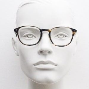 Oliver peoples keyhole bridge eye glasses hand made in Italy. Tortoise 40s design acetate optical frame. Prescription eyeglasses. Spectacles