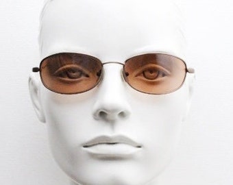 Y2K vintage ovale kleine Bug Eye Sonnenbrille. Geschwungener kupferfarbener Metallrahmen mit zierlichen Armen. Ungebraucht 2000er Jahre NOS