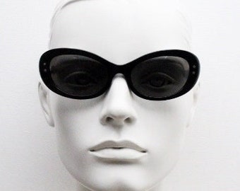 Gafas de sol vintage ovaladas estilo ojo de gato de Cutler & Gross London. Gafas de sol para mujer, gruesas, lisas, de acetato negro brillante. Novedades Y2K.