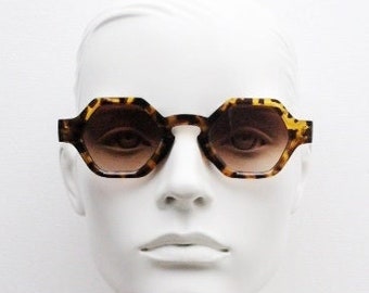 90s vintage hexagon sunglasses. 6 sided honey tortoise gloss chunky frame with graduating Havana brown lens tone. NOS