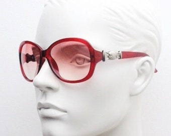 Occhiali da sole vintage Y2k con grandi occhi da insetto. Montatura oversize da donna rossa trasparente con favolose lenti rosa sfumate e stemma in metallo. Anni 2000.