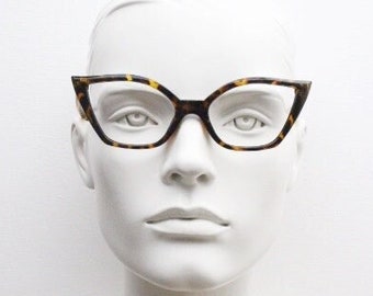 Pointed vintage tortoise cat eye glasses. Superior design of cateye optical frames. Womens 50s look rockabilly prescription eyeglasses. RX