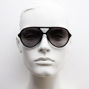 Tom Ford vintage black aviator sunglasses made in Italy. Classic teardrop pilot design in gloss acetate with graduating lenses