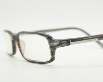 Gafas rectangulares vintage Prada, modelo VPR O6G, fabricadas en Italia. Montura de acetato gris vibrante. Gafas graduadas.