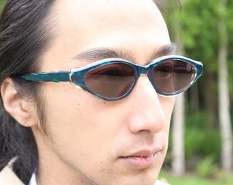 Francois Pinton Paris 90s vintage cat eye sunglasses made in France. Exaggerated  cateye in green and brown acetate with waved arms. NOS
