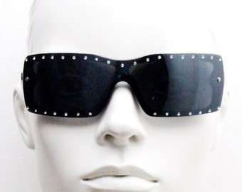Y2K Vintage Sonnenbrille mit Strasssteinen. Schwarze Rundummaske im Mini Masken Stil mit gewölbten Gläsern. 2000er Jahre unbenutzt NOS. Visier