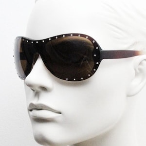 Y2K vintage visor aviator sunglasses with diamante. Brown wrap around mini mask shield design with curved mono lens. 2000s NOS. Rhinestone