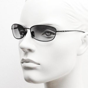 90s vintage curved rectangular sunglasses. Solid metal low profile black matt finish frame with slightly graduating lenses. 2000&#39;s. Y2K. NOS