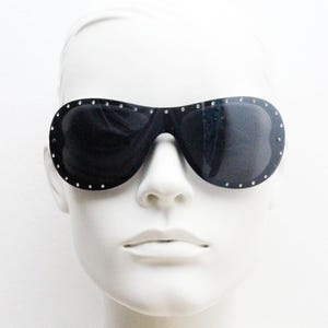 Y2K vintage visor aviator sunglasses with diamante. Black wrap around mini mask shield design with curved mono lens. 2000s NOS. Rhinestone