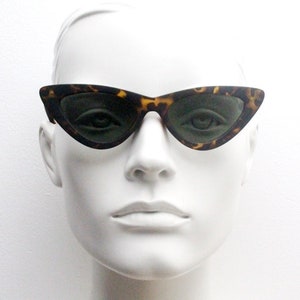 Vintage Y2K spitze Katzenaugen-Sonnenbrille. Damen stilisierte Tortoise-Katzenaugen-Rahmen mit Gummi-Finish. 2000er Jahre Rockabilly Pin-up Katzenauge. Zustand: