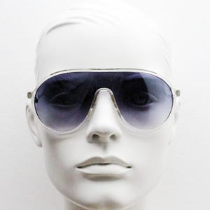Y2K vintage visor aviator sunglasses. 2000&#39;s transparent and black frame with graduating mono lens mini mask shield design. BNWT. 00&#39;s NOS