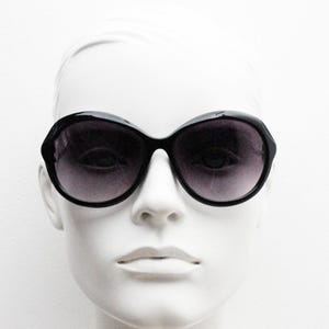 Y2K vintage große runde Sonnenbrille. Damen klassisches 60er-Jahre-Design in schlichtem schwarz glanz mit Verlaufsgläsern. Übergroße 2000er Jahre. 00s NOS