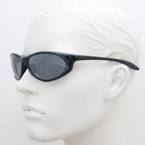 Y2K vintage sport shield sunglasses. Pearlised gunmetal grey wrap around visor with mirror lens. 90s NOS bug eye in neat dimensions. 2000s