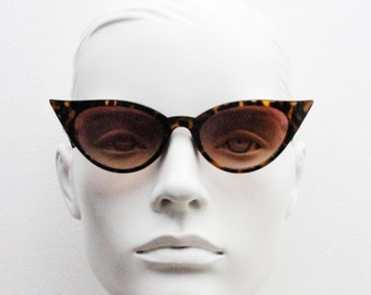 90s vintage pointed cat eye sunglasses. Tortoise slender frame with graduating brown lenses. Womens 50s design rockabilly, pin up