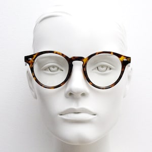 90s vintage round eye glasses. Tortoise gloss 40s design optical frame with keyhole bridge and clear lenses. Prescription RX Spectacles