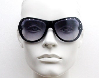 Y2K vintage visor aviator sunglasses with diamante. Black wrap around mini mask shield style with light tone gradient mono lens. 2000s NOS