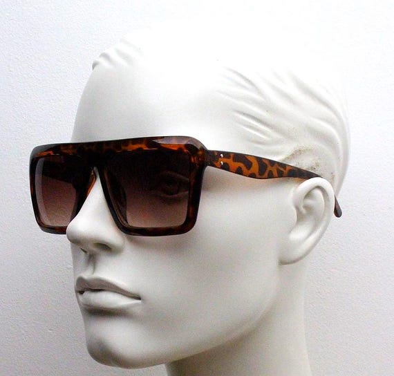 NOS Vintage Y2K Designer Sunglasses | Ellen Tracy | Tortoise Plastic 2000s Style Y2K Vintage Oversized Round Sunglasses. Women main image 3