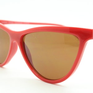 Vintage 90er Jahre rote Katzenaugen-Sonnenbrille. Schmale Damen Katzenbrille im 50er Jahre Stil, mit braunen Gläsern in Havanna Braun. Rockabilly, Pin Up. Katzenauge