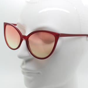 Vintage Y2K rote spitze Katzenaugen-Sonnenbrille. 2000er Jahre Damen Rubber Finish Cat Eye Brillen mit effektvollen Ombre Gläsern. 50er Jahre Rockabilly Pin Up Katzenaugen