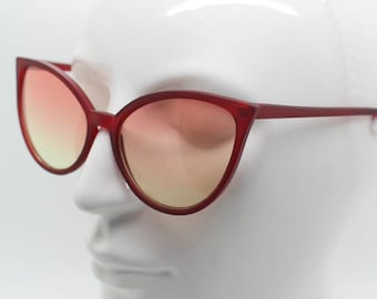 Gafas de sol vintage estilo ojo de gato con punta roja Y2K. Gafas de sol estilo ojo de gato para mujer, de la década de 2000, con acabado de goma y lentes ombré sensacionales. Gafas de sol estilo pin-up rockabilly de los años 50.