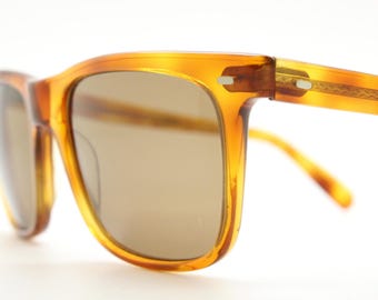 Gafas de sol estilo wayfarer vintage de los años 90, fabricadas en Italia. Un clásico de siempre con montura ámbar moteada y lentes marrones en contraste. NOS