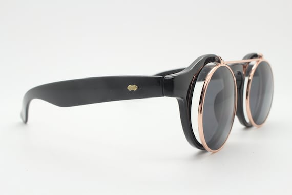 Gafas de sol estilo flipper redondas vintage de los anos 90. Montura negra estilo anos 30 con lentes transparentes y visera abatible. BNWT sin usar Etsy Mexico